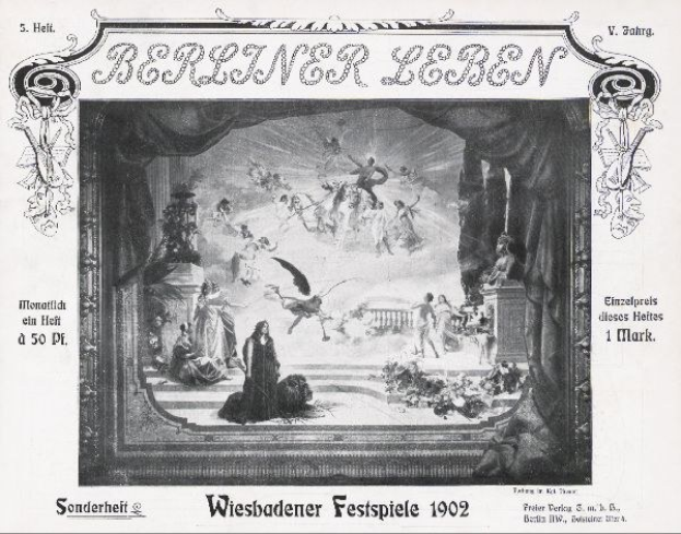 Schwarz-weiß-Foto einer Bühne von den 1902 Wiesbadener Festspielen mit Darstellern in traditioneller deutscher Tracht und einem applaudierenden Publikum im Hintergrund.