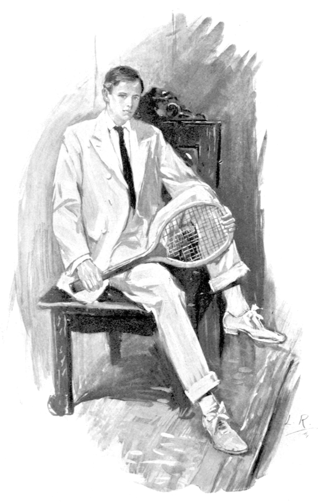 Ein Mann in einem Anzug sitzt auf einer Bank und h├Ąlt einen Tennis-Sch├Ąlter in der Hand, mit einem ernsten Gesichtsausdruck, dargestellt in Schwarz-Wei├č.