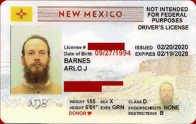 Neuer Führerschein aus New Mexico mit einem Mannsbild, Text und numerischen Informationen.