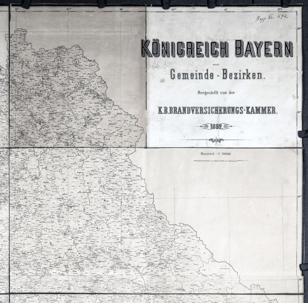 Eine detaillierte schwarz-weiße Karte von Königreich Bayern, Deutschland, die geografische Merkmale wie Flüsse, Berge und Städte zeigt und informative Texte enthält.