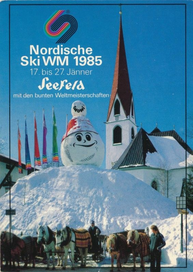 Plakat für die Nordischen Ski-Weltmeisterschaften 1985 in Seefeld, Schweiz, das eine verschneite Landschaft mit Skifahrern, Pferden, Stöcken, Flaggen, Gebäuden, Bäumen und Text zeigt.
