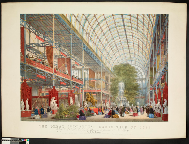 Ein Photo-Rahmen mit einem Bild der Großen Industrieausstellung von 1861, das Menschen, Skulpturen, Pflanzen, Bäume, einen Brunnen und andere Gegenstände zeigt, mit Text unten.