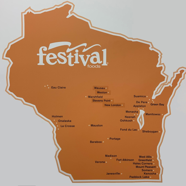 Ein lebendiger Plakatentwurf mit einer Wisconsin-Landkarte voller verschiedener Früchte, Gemüse und Snacks, auf dem "Festival Foods" steht.