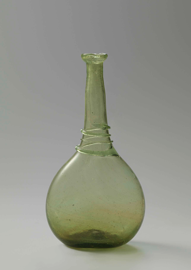 Ein grüner Glasweinkelch mit Verschluss, zylindrischer Form, breiter Basis, engem Hals und detaillierten Verzierungen, mit einem glänzenden Finish.