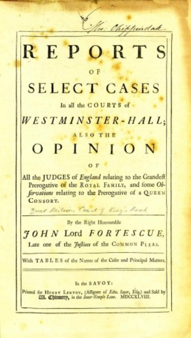 Titelblatt eines alten Buches namens 'Berichte über ausgewählte Fälle in den Gerichten von Westminster-Hall sowie die Meinung von John Lord Fortescue' mit einer offenen Seite, die schwarzen Tintentext zeigt.