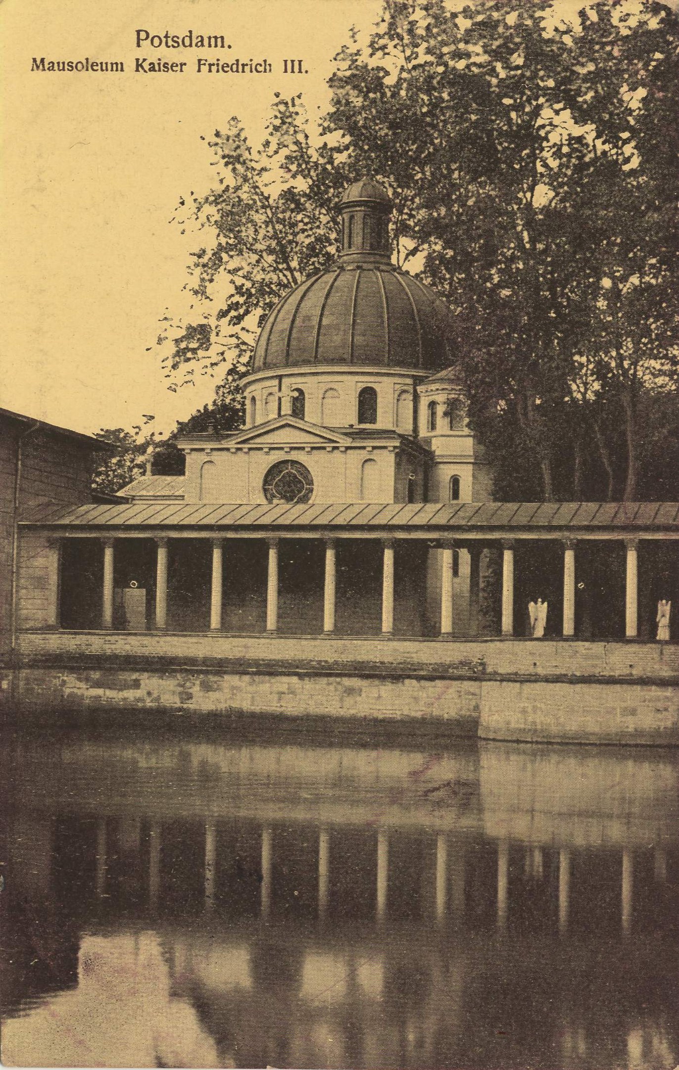 Altes Foto eines Gebäudes mit Kuppel, beschriftet mit 'Potsdam Mausoleum Kaiser Friedrich III', umgeben von Bäumen und einem Gewässer.