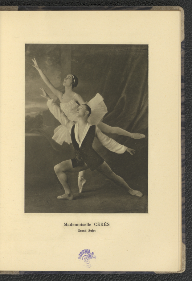 Ein Schwarz-Weiß-Foto eines Mannes und einer Frau in Ballettkleidung, die anmutig und perfekt synchron tanzen, wobei der Mann ein weißes Tutu trägt und die Frau ein pinkes Kleid, und ein Text am unteren Bildrand.