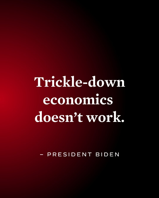 Plakat mit fetter schwarzer Schrift "Trickle-Down Economics Works Not" auf wei├čem Hintergrund, umrandet von einem schmalen schwarzen Rand, begleitet von einem Zitat des Pr├Ąsidenten Biden.
