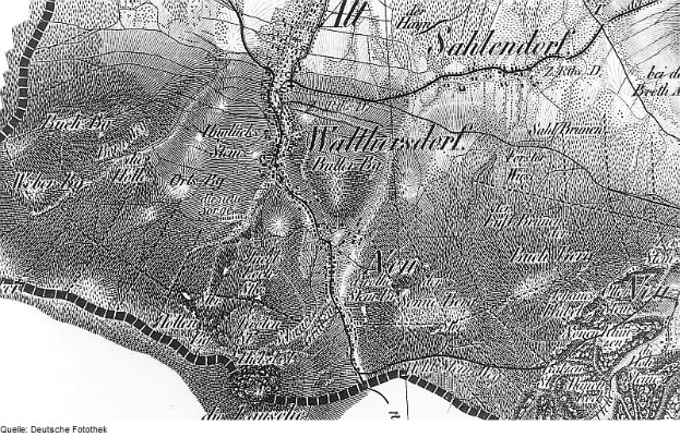 Eine detaillierte Schwarz-Weiß-Karte von Schleswig-Holstein, die Straßen, Gebäude und Sehenswürdigkeiten mit Textbeschriftungen zeigt.