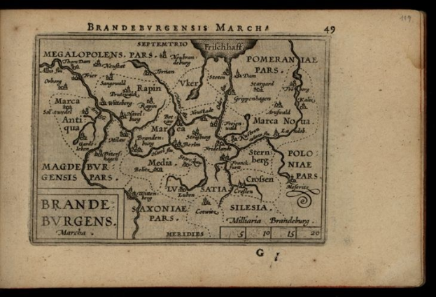 Altes Buch mit einer detaillierten Karte der Brandenburg-Region Deutschlands auf einem schwarzen Hintergrund, das geografische Merkmale und Städte zeigt, mit Text, der zusätzliche Informationen liefert.
