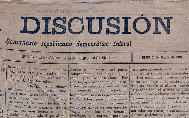 Gelblicher Zeitungsartikel mit schwarzer Tinte, Überschrift "Semanario Repúblicano Democrático Federal", mit dem Wort "Diskussion", leicht zerknittert.