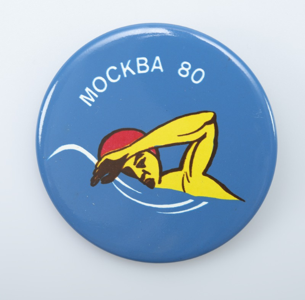 Ein blauer Button mit einem Bild eines schwimmenden Mannes und dem Text "Mockba 80" auf einem weißen Hintergrund.