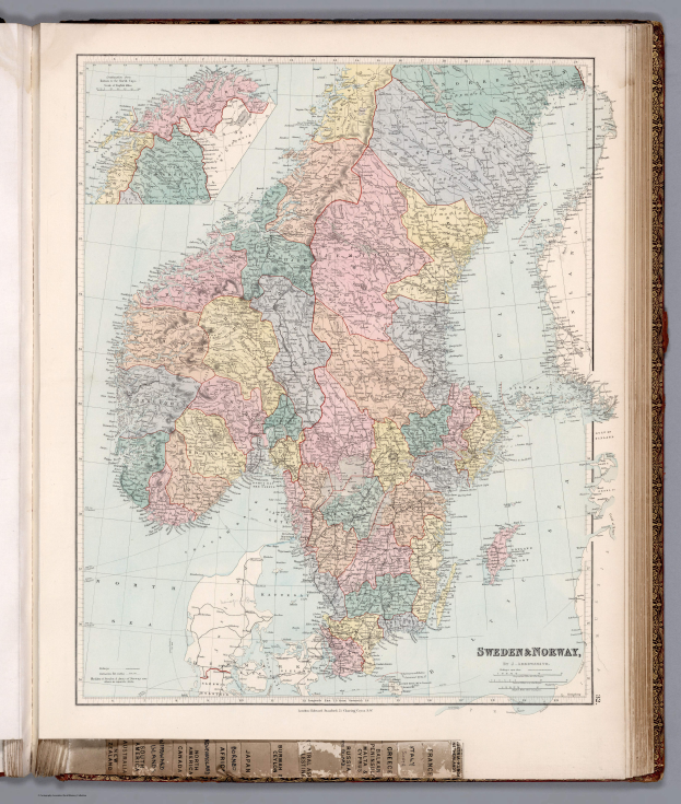 Ein aufgeschlagenes Buch mit einer detaillierten Karte von Schweden und Norwegen, auf der Städte, Flüsse und andere geografische Merkmale bezeichnet sind.