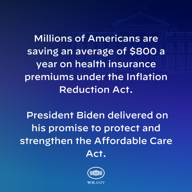 Blauer Hintergrund mit weißer Schrift, die besagt: "Millionen von Amerikanern sparen durchschnittlich 800 USD im Jahr bei den Gesundheitsversicherungsprämien thanks to the Inflation Reduction Act" in der Mitte, mit einem Logo.