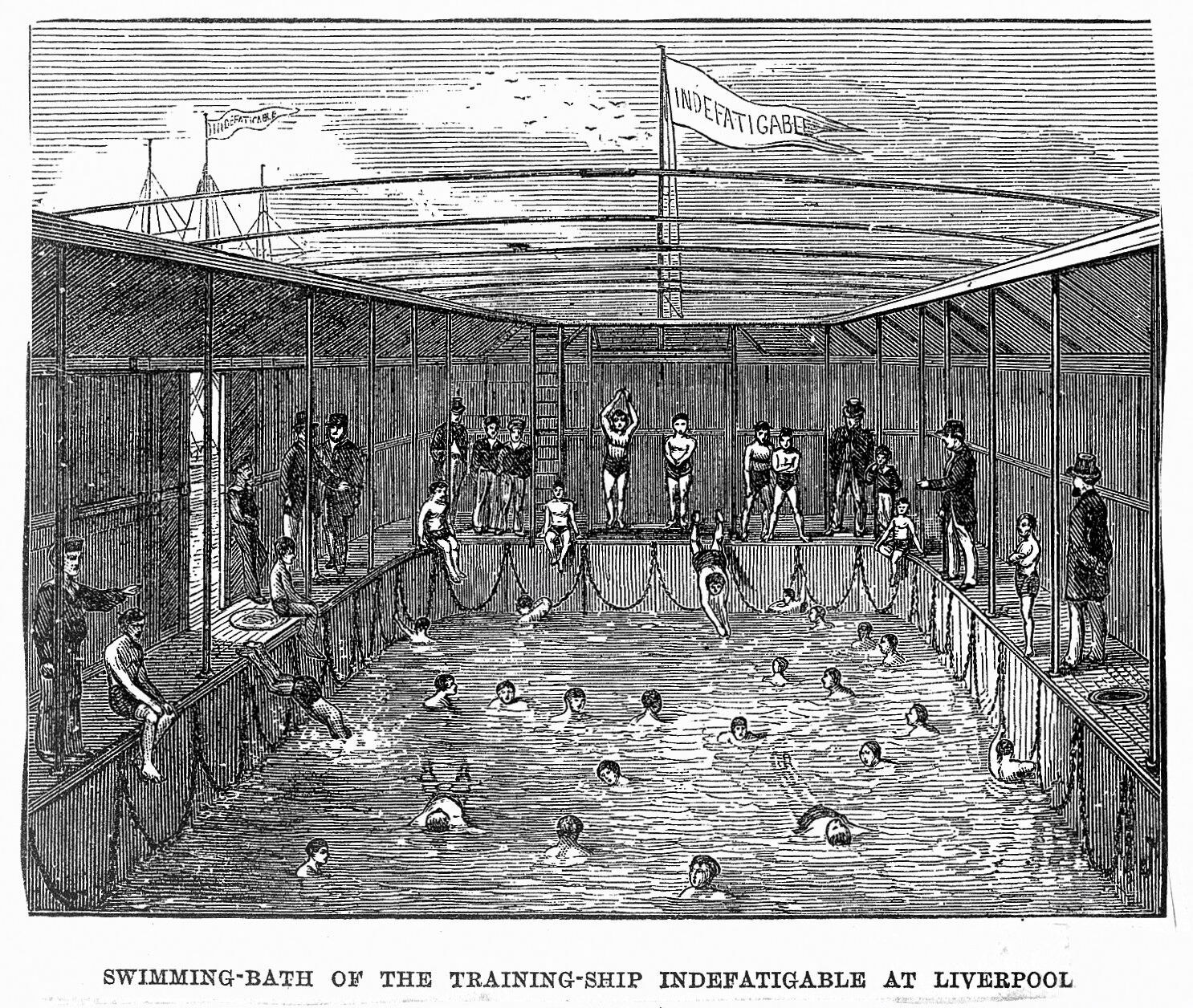 Schwarze und weiße Zeichnung eines Schwimmbades auf dem Ausbildungssegler Indefatigable in Liverpool mit schwimmenden und stehenden Menschen und Text unten.