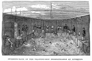 Schwarze und weiße Zeichnung eines Schwimmbades auf dem Ausbildungssegler Indefatigable in Liverpool mit schwimmenden und stehenden Menschen und Text unten.