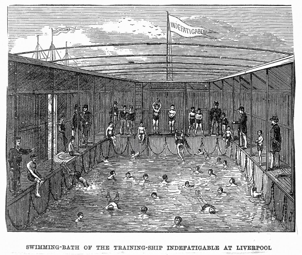 Schwarze und weiße Zeichnung eines Schwimmbades auf dem Ausbildungssegler Indefatigable in Liverpool mit schwimmenden und stehenden Menschen und Text unten.
