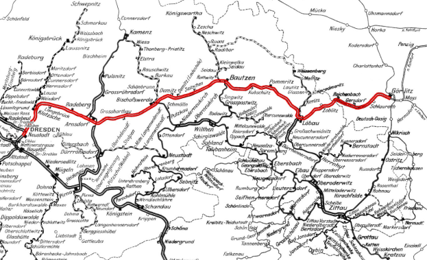 Schwarz-weiß-Karte von Deutschland mit einer roten Linie, die die Bahnroute anzeigt, beschriftet mit Städtenamen und Ortsnamen entlang des Weges.