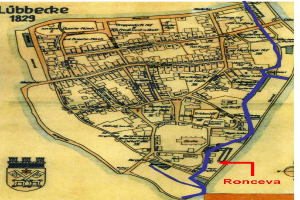 Eine detaillierte Karte von Lübeck, Deutschland, die Straßen, Gebäude und Sehenswürdigkeiten zeigt, begleitet von Text und einem Logo, das Informationen zur Geschichte, Kultur und Sehenswürdigkeiten der Stadt liefert.