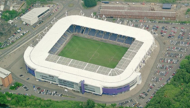 Luftbild eines Fußballstadions in einer Stadt, umgeben von Gebäuden, Bäumen und Fahrzeugen, Heimstätte von Tottenham Hotspur Football Club.