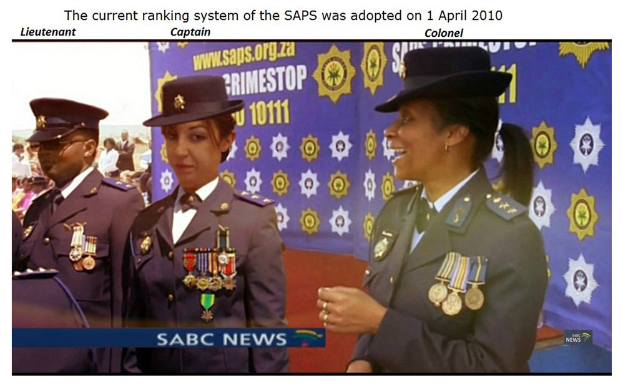 Ein Börsenchart mit weißem Hintergrund, das einen roten Pfeil nach oben und einen grünen Pfeil nach unten zeigt, was auf einen Abwärtstrend hinweist, mit Text oben und unten.