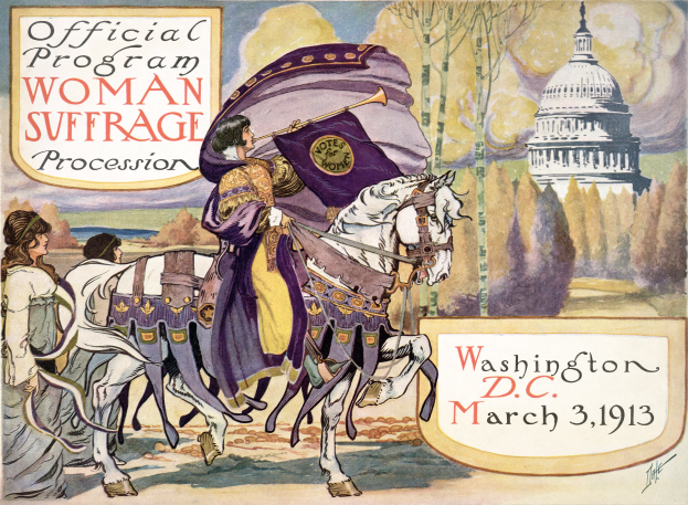 Ein Plakat für den Frauenwahlrechtszug in Washington, D.C. am 3. März 1913, das eine Frau auf einem Pferd zeigt, die eine Fahne hält, sowie zwei Personen zu ihrer Linken, Bäume und ein Gebäude im Hintergrund und Text auf dem Plakat.