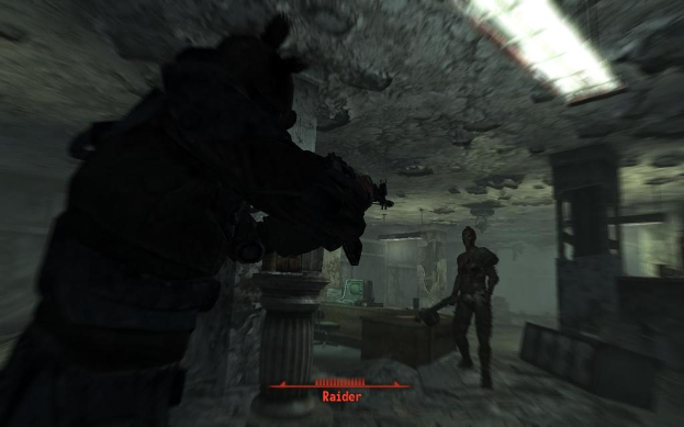 Das Innere eines Gebäudes mit mehreren Skulpturen, einer Leuchte und einem gerahmten Objekt.