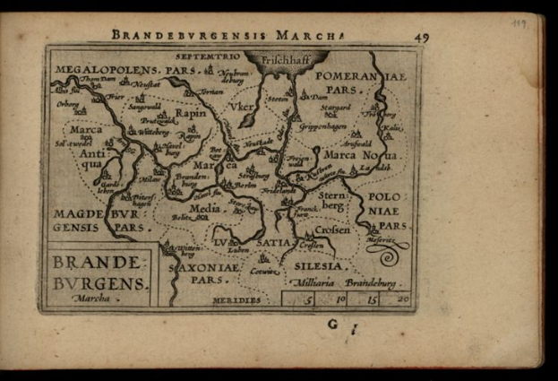 Ein altes Buch mit einem schwarzen Hintergrund, das eine detaillierte Karte der Brandenburg-Region Deutschlands zeigt, einschließlich Flüsse, Berge und Städte, mit begleitendem Text.