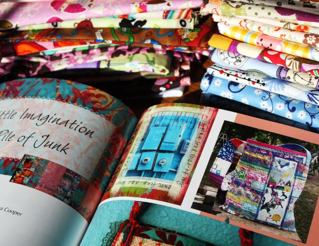 Ein einziges Buch mit einem sichtbaren Rücken und Umschlag.