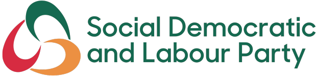 Der Text "Sozialdemokratische Partei Deutschlands" in fetter schwarzer Schrift, zentriert auf einem weißen Hintergrund mit einem dünnen schwarzen Rand.