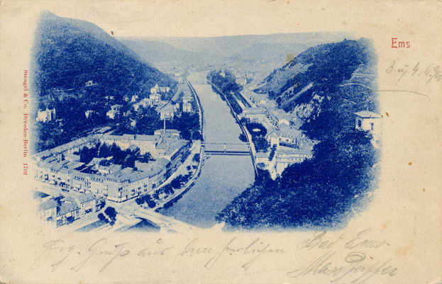 Ein altes Postkartenbild, das einen Fluss durch eine Stadtlandschaft mit Gebäuden, Bäumen, Hügeln und einer Brücke zeigt, mit der Aufschrift "Strugel & Co. Dresden, Deutschland" unten.