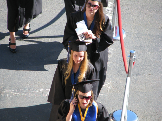 Mehrere Frauen in schwarzen Graduationskleidern.