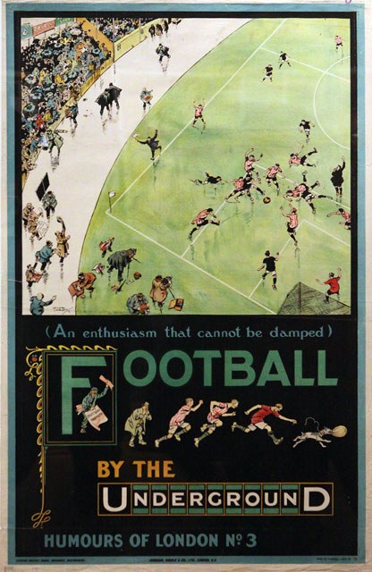 Plakat, das ein Fußballspiel mit dem Titel "Football by the Underground - Humours of London No. 3" ankündigt, das eine Zuschauermenge in einem Stadion zeigt.