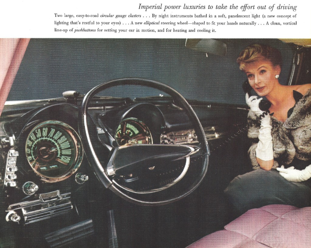 Ein Magazinartikel, der das Innere eines Autos zeigt, mit einem Mädchen auf der rechten Seite, das telefoniert, einem Lenkrad und Tacho in der Mitte und einem Bedienfeld auf der linken Seite.