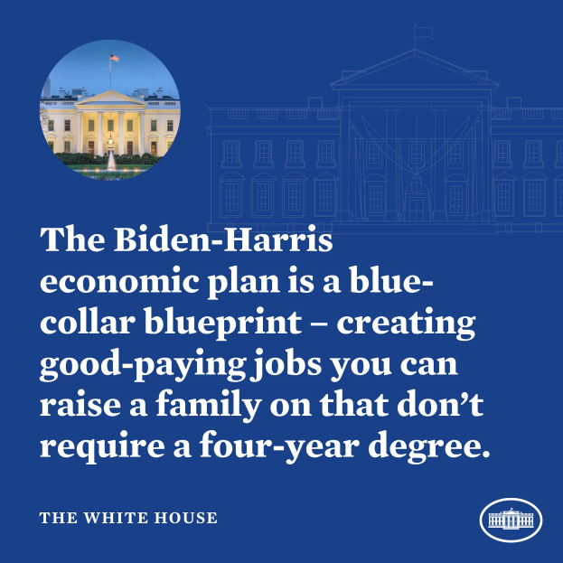 Ein Plakat mit dem Weißen Haus und Text zum Biden-Harris-Wirtschaftsplan, der die Schaffung von gut bezahlten Arbeitsplätzen ohne vierjähriges Studium betont.
