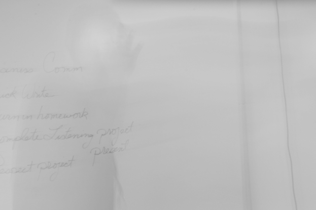 Ein Blatt Papier mit handgeschriebener Schrift darauf.