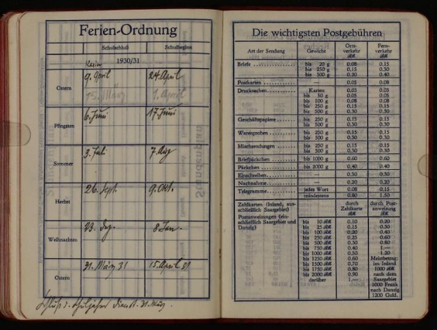 Offenes Buch mit schwarzem Hintergrund, das Text und Zahlen anzeigt, identifiziert als deutscher Postaufkleber aus dem Jahr 1930.