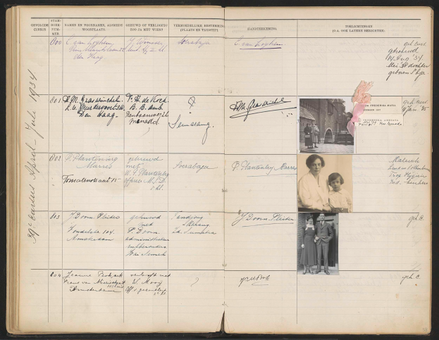 Ein aufgeschlagenes Buch mit einem Schwarz-Weiß-Familienfoto auf dem Cover und Text und Bildern von Familienmitgliedern darin.