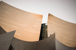Moderner Konzertsaal mit Glasfenstern in Los Angeles, klarer blauer Himmel im Hintergrund.