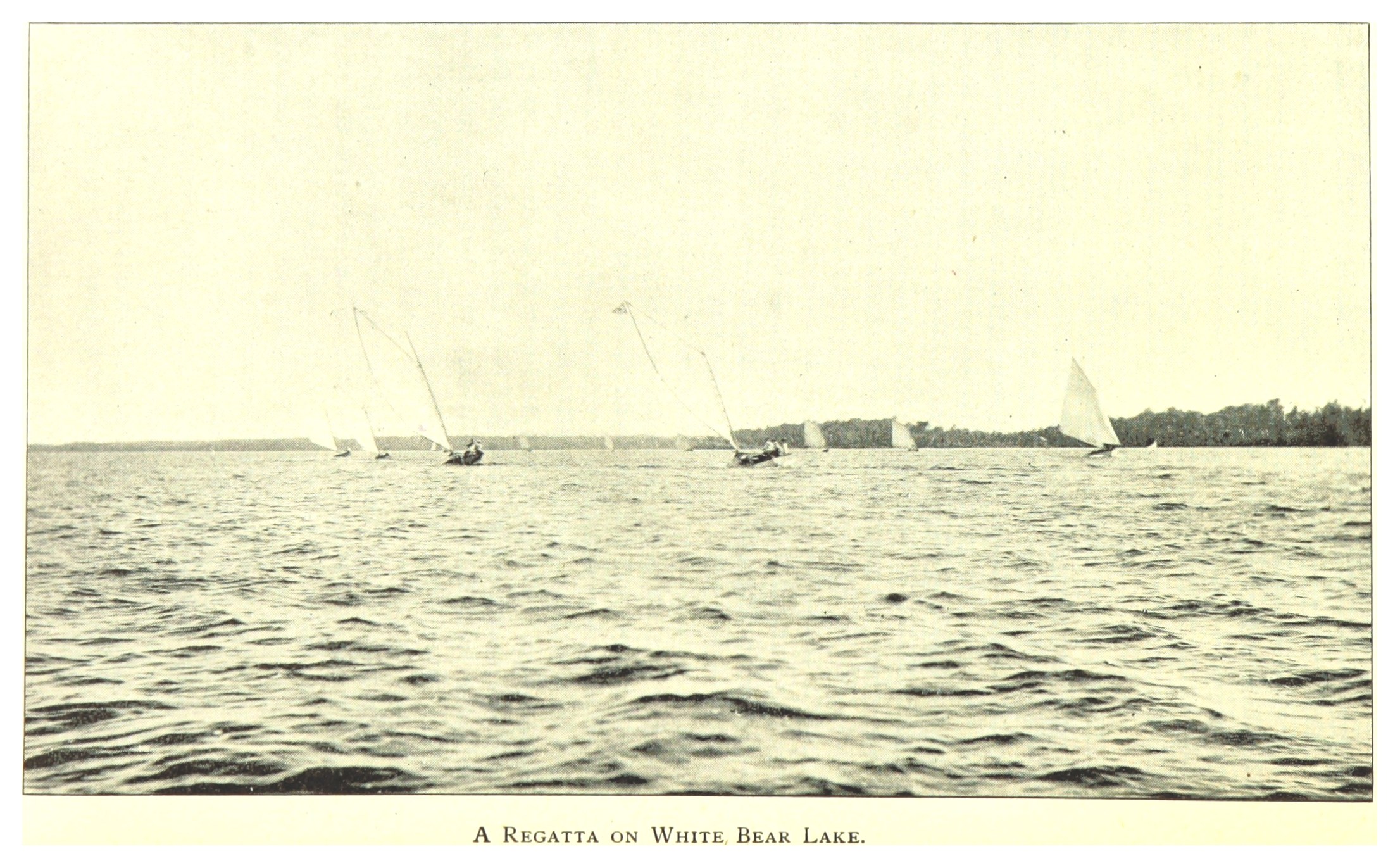 Regatta auf dem Weißen Bärensee mit Booten auf dem Wasser, Bäumen im Hintergrund und Himmel über dem Text unten.