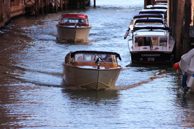 Mehrere Boote schwimmen auf dem Wasser, mit Grenzen auf der linken und rechten Seite des Bildes.