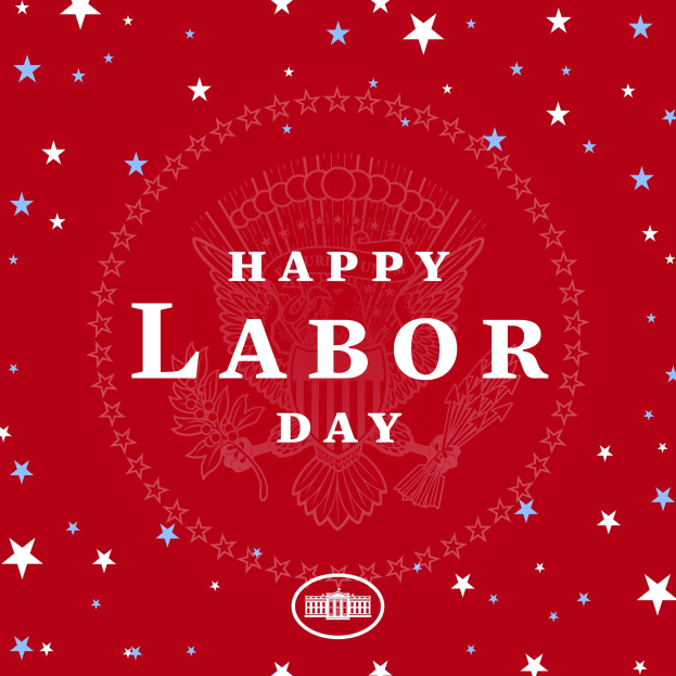 Plakat mit "Glücklicher Arbeitstag" in fetten weißen Buchstaben auf einem hellroten Hintergrund, umgeben von mehrfarbigen Sternen verschiedener Größen.