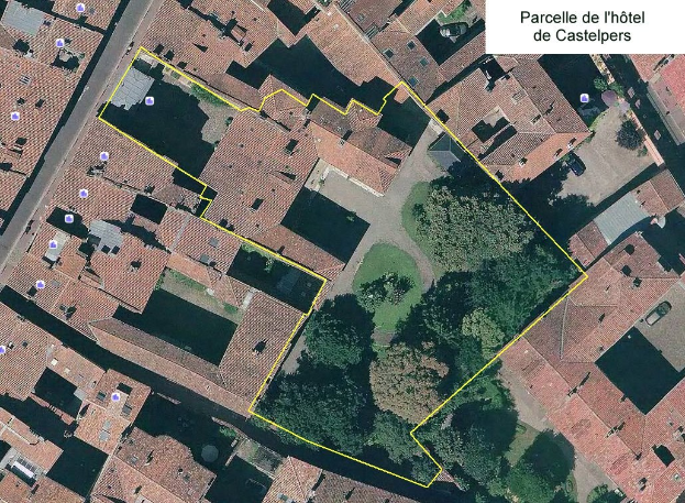 Luftaufnahme einer Stadt mit Gebäuden, Bäumen, Gras und einer Karte oben rechts, die den Standort eines Hotels mit einer gelben Linie zeigt.