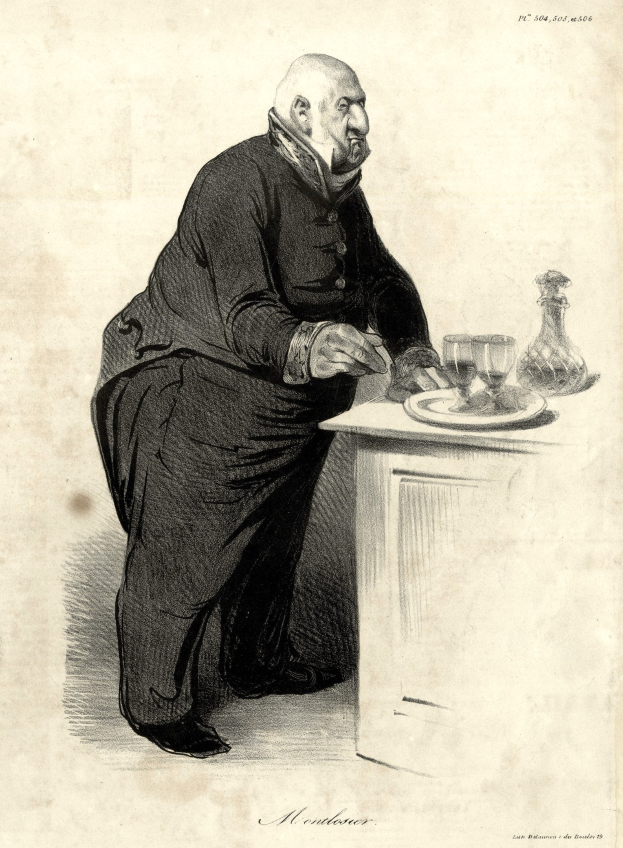 Alter Mann sitzt an einem Tisch mit einem Teller Essen, Gläsern, einem Glas und Text unten.