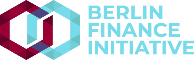 Logo der Berliner Finanzinitiative mit einem blauen Kreis mit weißer Umrandung und einem weißen "B" in der Mitte, umgeben von einem weißen Ring mit einem blau-weißen Karomuster, und der Text "Berlin Finance Initiative" in fetter schwarzer Schrift auf einem weißen Hintergrund.