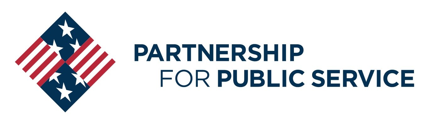 Ein Logo mit den Worten 'Partnership for Public Service' in fetter, schwarzer Schrift, zentriert innerhalb eines blauen Kreises mit einem weißen Stern, umgeben von einem weißen Rand und begleitet von einer blauen und weißen Fahne mit demselben Text.