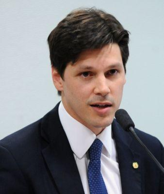 Ein Mann im Anzug und Krawatte spricht in ein Mikrofon, wahrscheinlich zur Genehmigung eines Gesetzes zur Internet-Sperre.