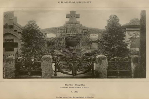 Altes Schwarz-Weiß-Foto eines Friedhofs in Berlin, Deutschland, mit einem Tor, einer Wand, Bäumen und einem Gebäude im Hintergrund mit der Inschrift "Grammalskunst, Berlin-Steglitz, Architekt, Bruue Morning in Berlin" unten.