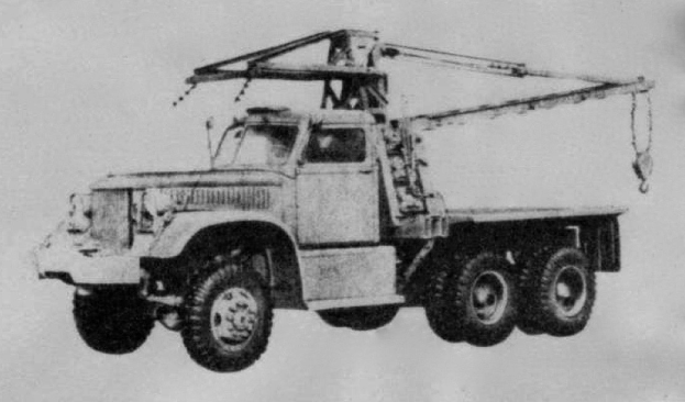 Ein Schwarz-Weiß-Foto eines großen, vierrädrigen Lastwagens mit einem Kran auf dem Anhänger, der als erstes Schwerlastfahrzeug gilt.