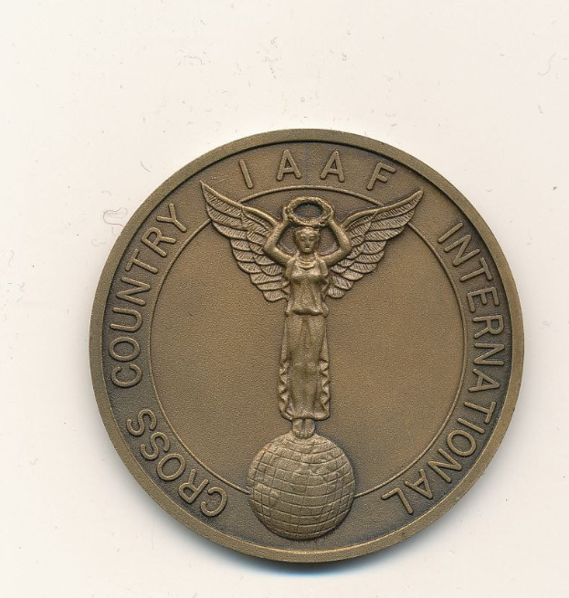 Bronzemedaille mit "IAAF Cross Country International" eingraviert auf weißem Hintergrund.